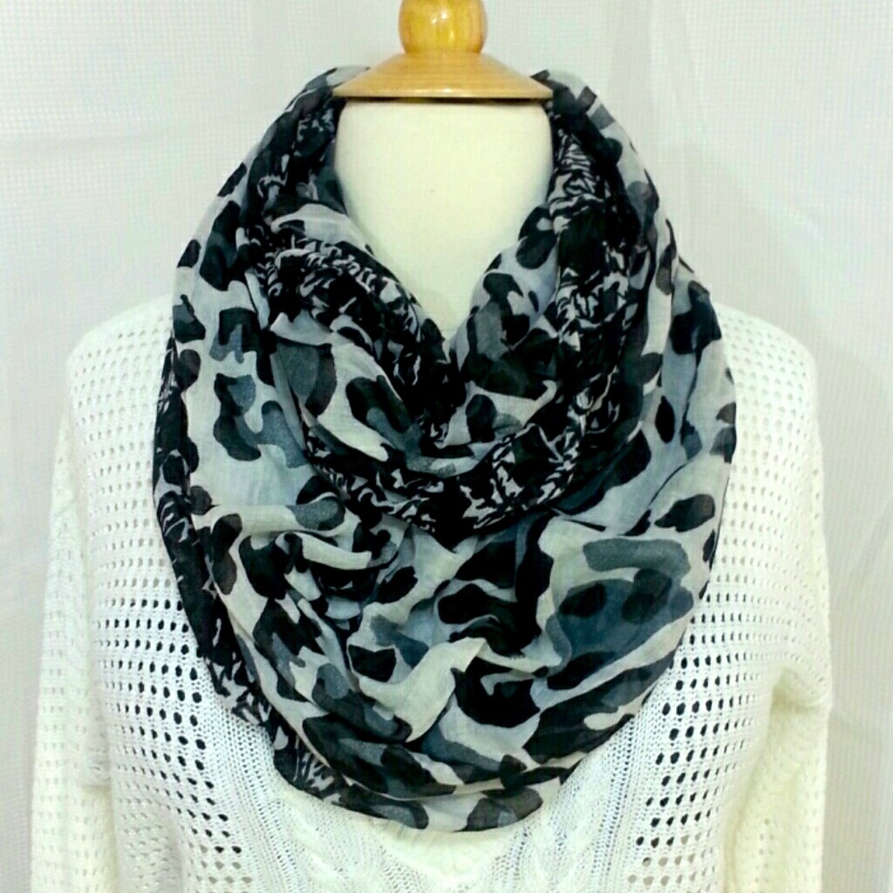 INFINITY LOOP Cheetah Scarf. NWT